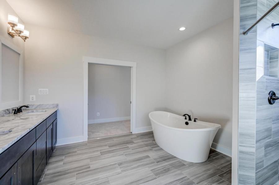 Lutherville-Timonium house bathroom tub